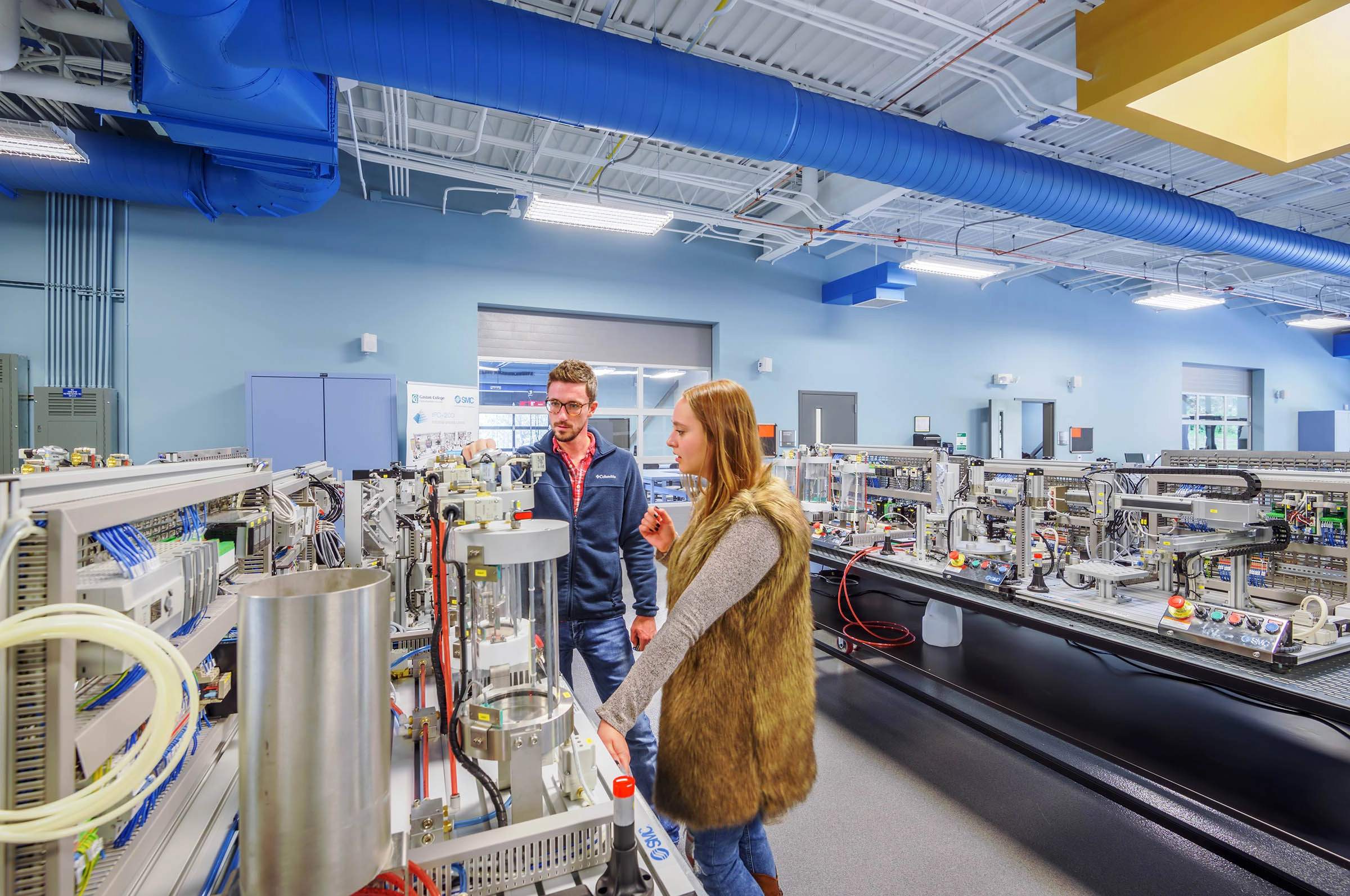 GastonCollegeCenterforAdvManufacturingClearSkySpecialtylabwithpeople-scaled
